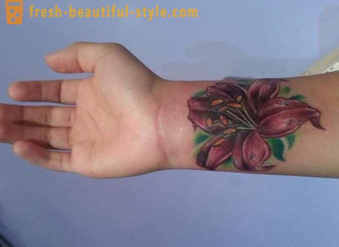 Flower tatuering på handleden för flickor. värde