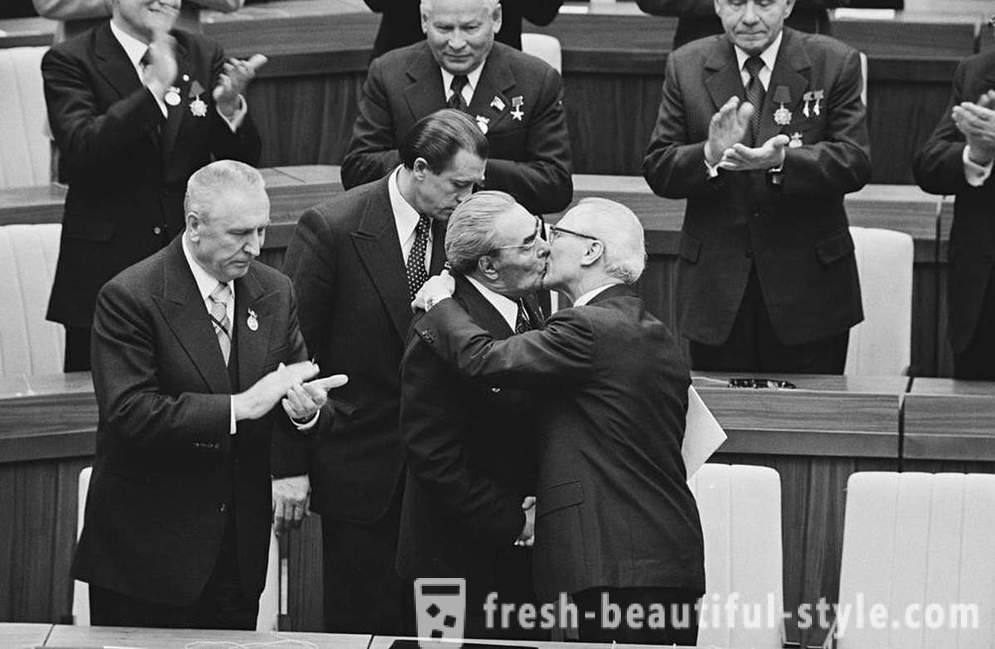 Som världens ledare försökt att undvika kyssar Brezjnev