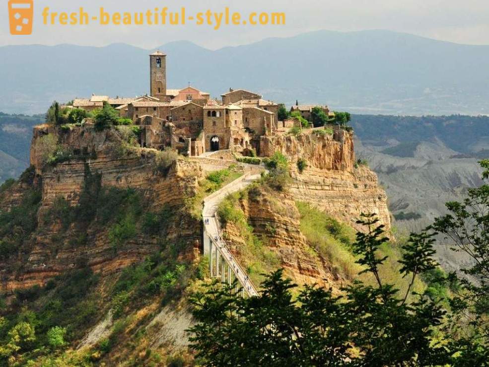 Skönheten i bergsbyarna i Italien