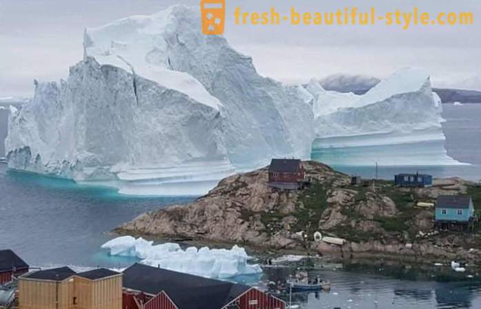 Grönland by hotad av ett stort isberg