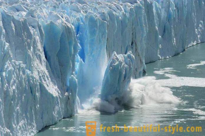 Grönland by hotad av ett stort isberg