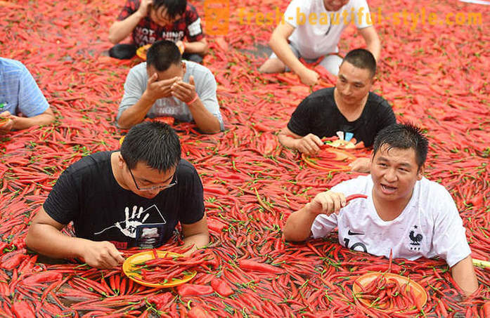 Inte för svag i hjärtat: i Kina fanns en tävling ätande paprika för hastighet