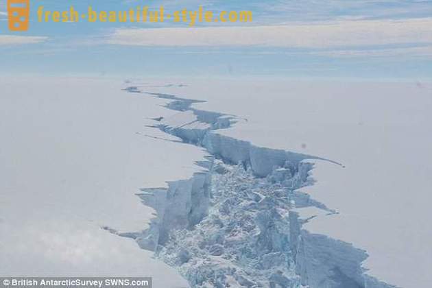 Iceberg från Antarktis bröt en yta på mer än två av Moskva