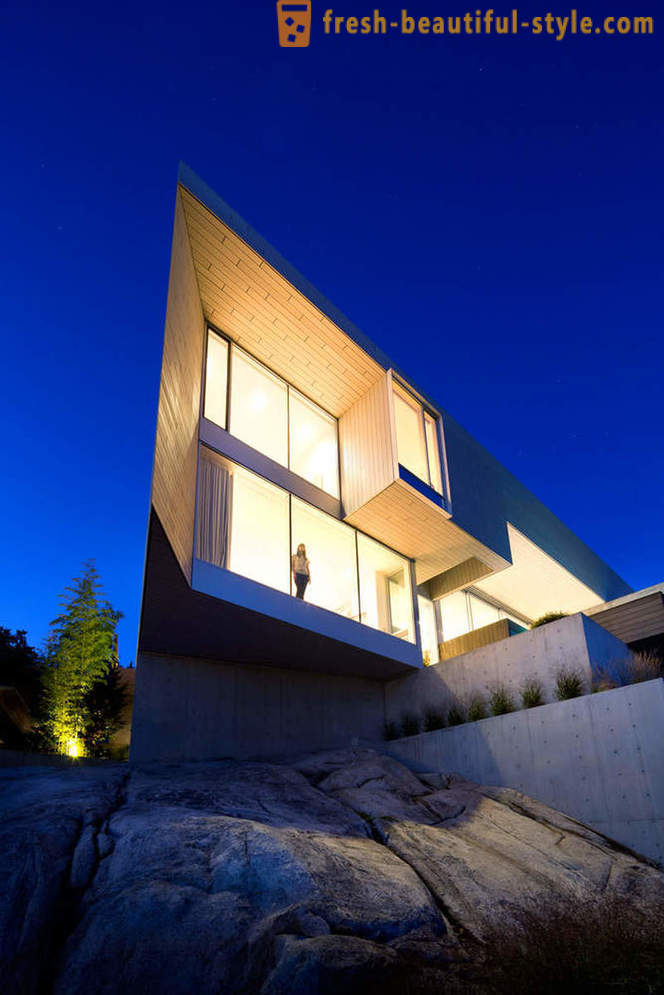 Arkitekturen och insidan av huset vid havet i West Vancouver