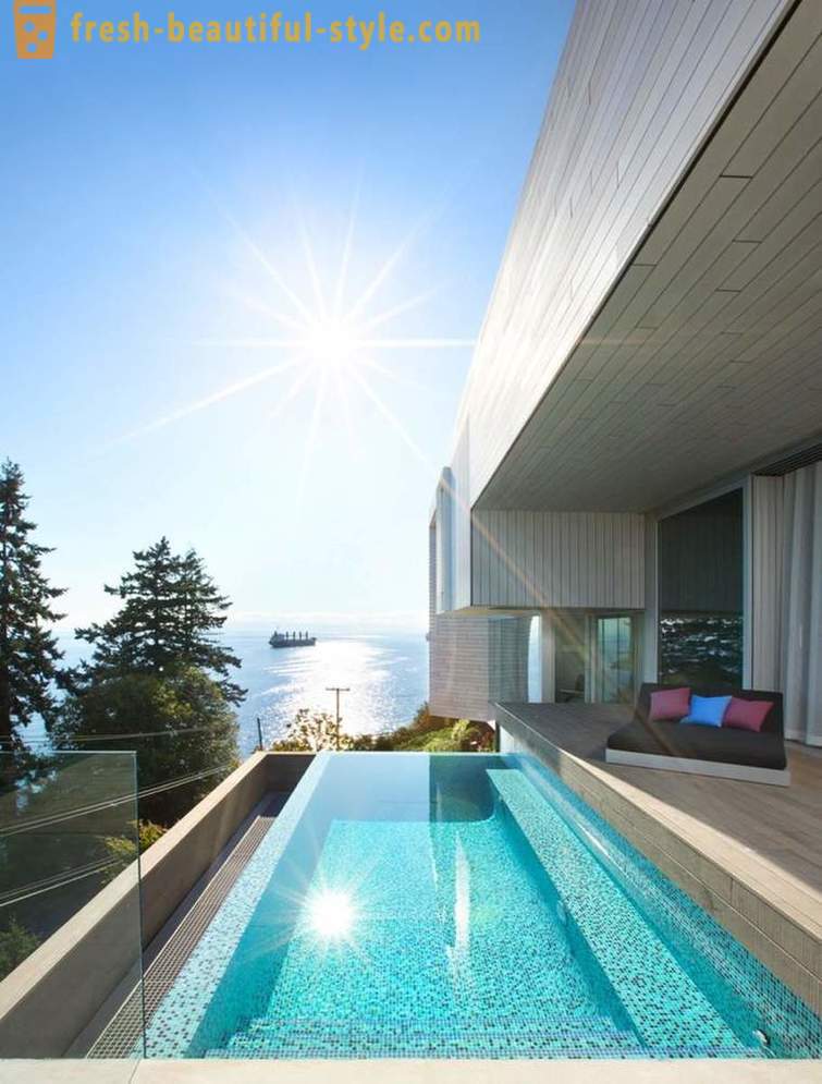 Arkitekturen och insidan av huset vid havet i West Vancouver