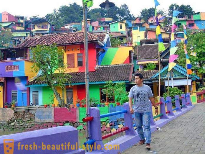 Hus i den indonesiska by målade i alla regnbågens färger