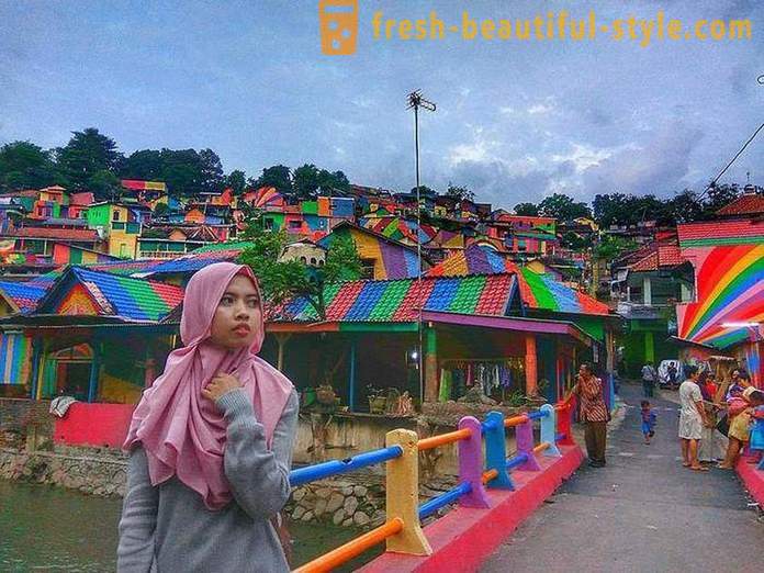 Hus i den indonesiska by målade i alla regnbågens färger