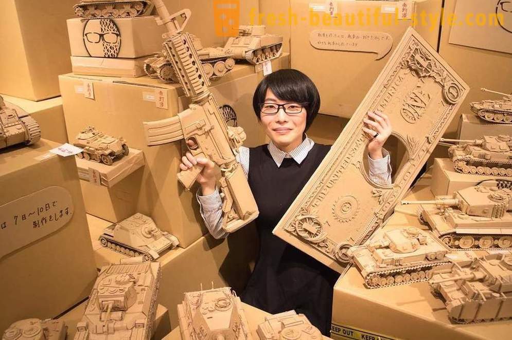 Fantastiska skulpturer från kartonger
