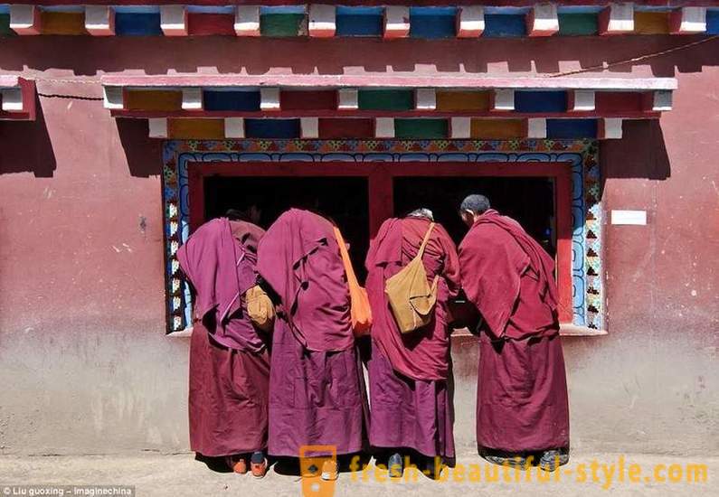 Den största buddhistiska Academy i världen för 40.000 tv munkar förbjudna, men tillät iPhones