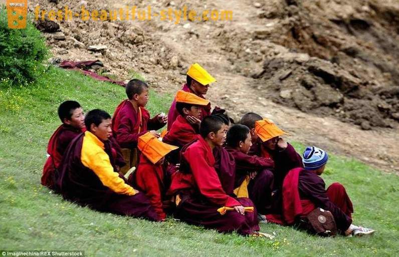 Den största buddhistiska Academy i världen för 40.000 tv munkar förbjudna, men tillät iPhones
