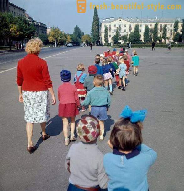 Sovjet dagis på en promenad