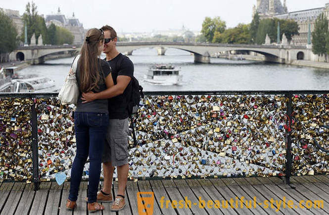 Miljoner bevis på kärlek bort från Pont des Arts i Paris