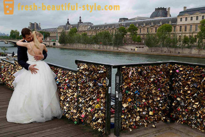 Miljoner bevis på kärlek bort från Pont des Arts i Paris