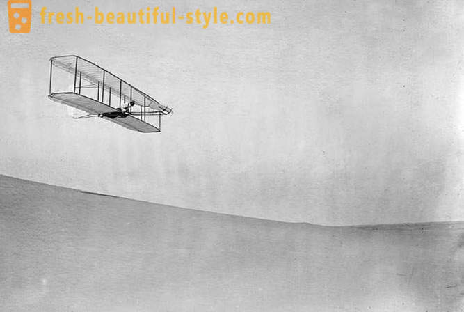 Den första bemannade flygningen med flyg