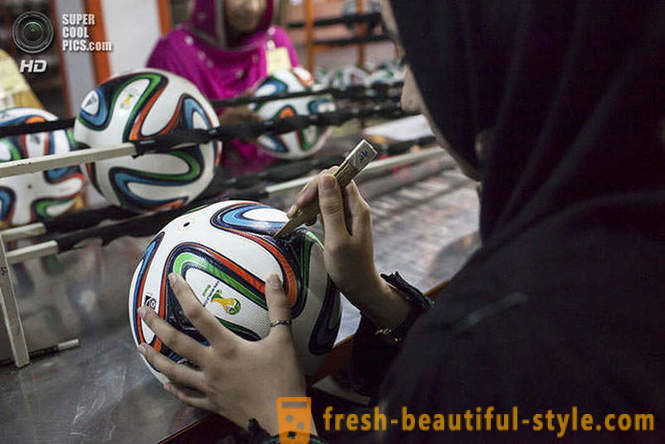 Produktionen av de officiella VM 2014 bollar i Pakistan