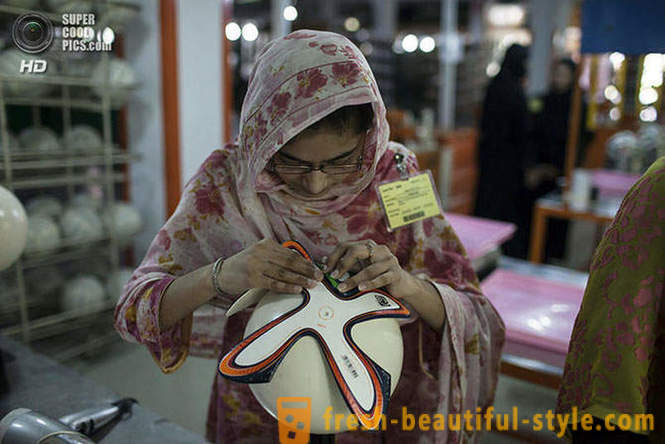 Produktionen av de officiella VM 2014 bollar i Pakistan