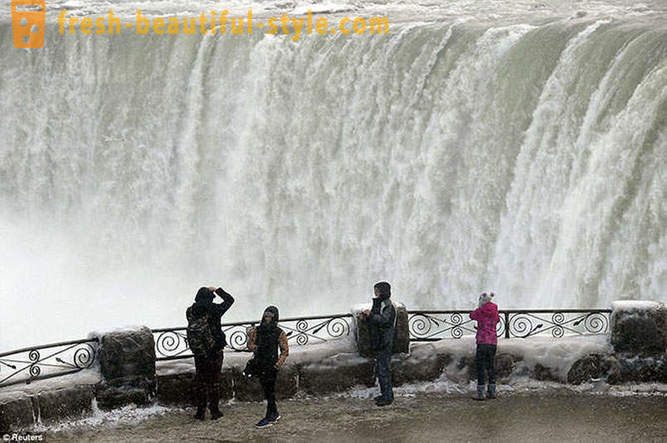 10 fascinerande bild av frysta Niagara Falls