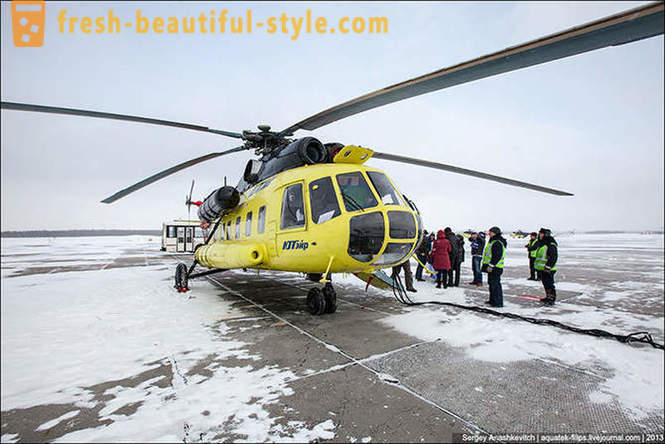 Flying med helikopter Mi-8 på snö Surgut