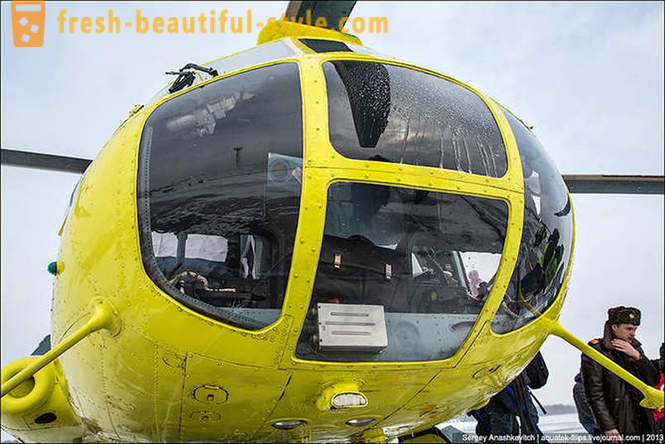 Flying med helikopter Mi-8 på snö Surgut