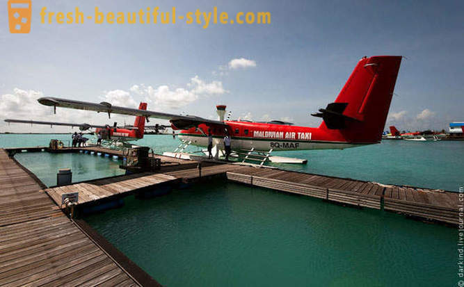 Flyger över Maldiverna med sjöflygplan