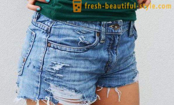 Hur man gör en mode rivna shorts av gamla jeans