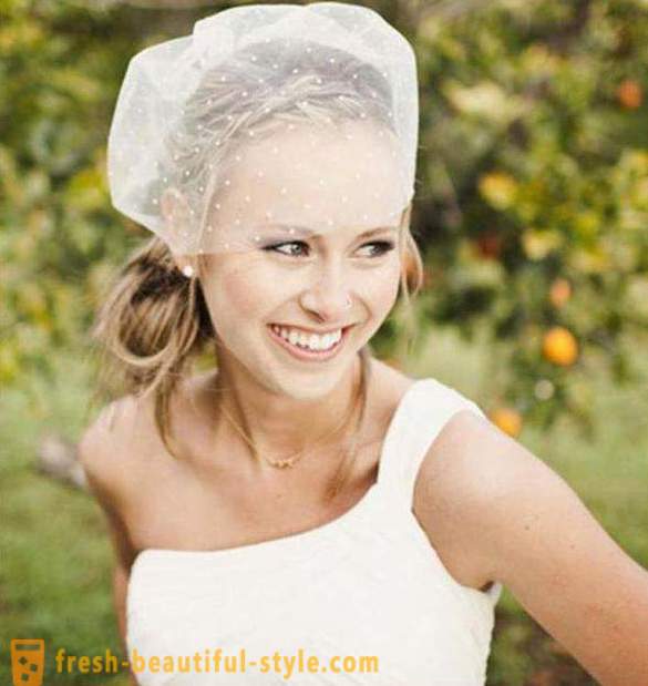 Wedding frisyr för medel hår med en slöja med sina händer (foto)