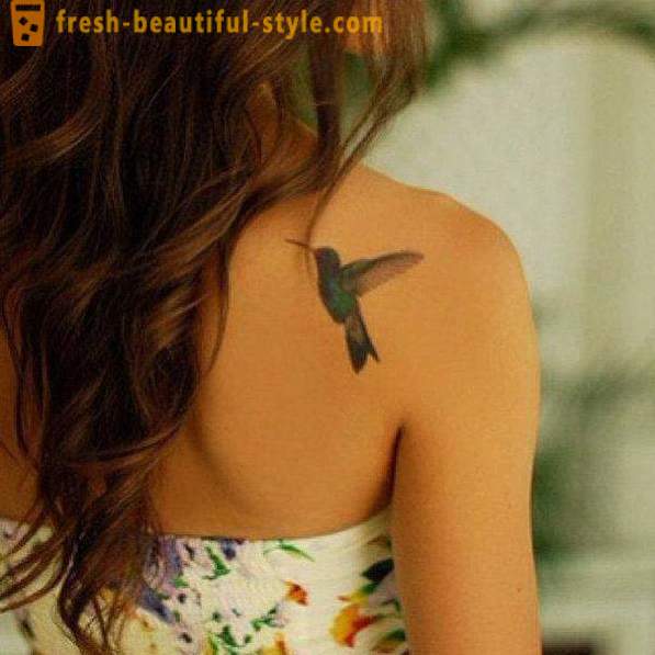 Hummingbird tatuering - en symbol för livskraft och energi
