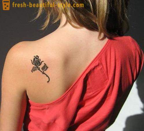 Vacker kvinnlig tatuering - det hacka och där det finns en bild