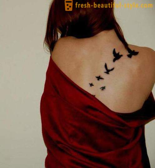 Vacker kvinnlig tatuering - det hacka och där det finns en bild