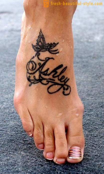 Tatuering på fötterna - en liten kvinno spratt