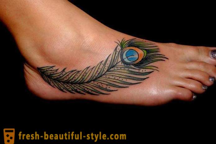 Tatuering på fötterna - en liten kvinno spratt